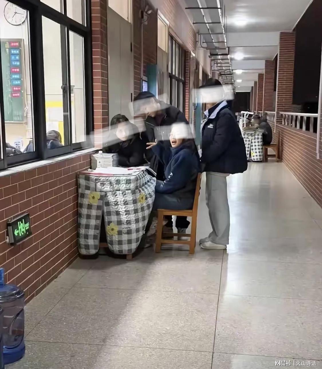 爱游戏-震惊！网传有学校老师冬天坐在教学楼走廊，批改作业并为学生解答